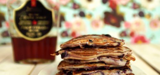 pancakes z jagodami i syropem klonowym. przepisy kanada sniadanie, amerykanskie sniadanie